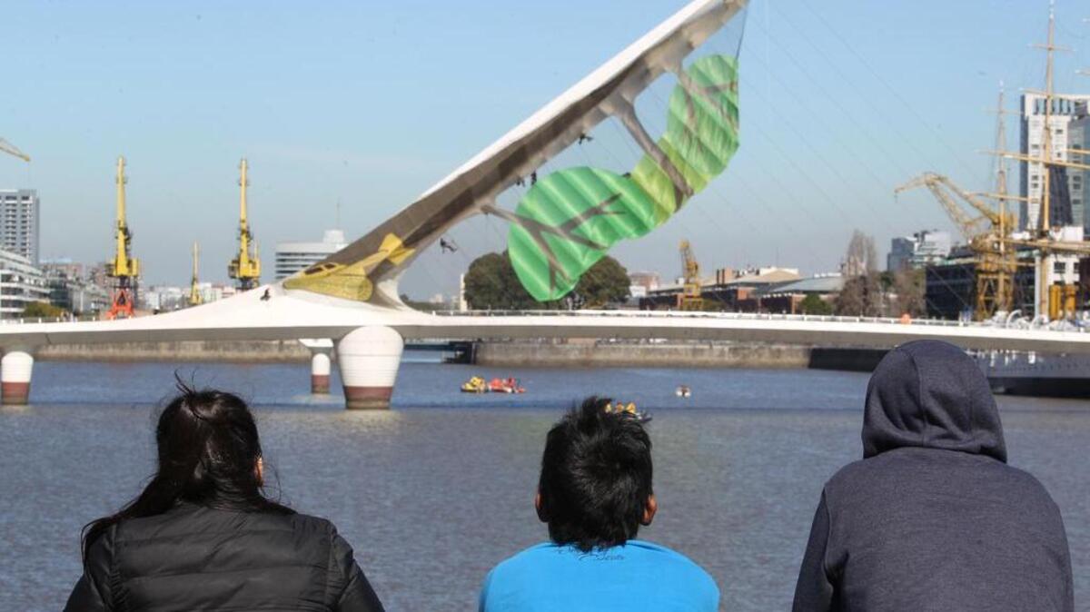 Activistas de Greenpeace despliegan el miércoles 10 de agosto de 2016, un dibujo de un árbol caído sobre el icónico Puente de la Mujer de Buenos Aires (Argentina) para protestar contra la deforestación en el campo argentino.