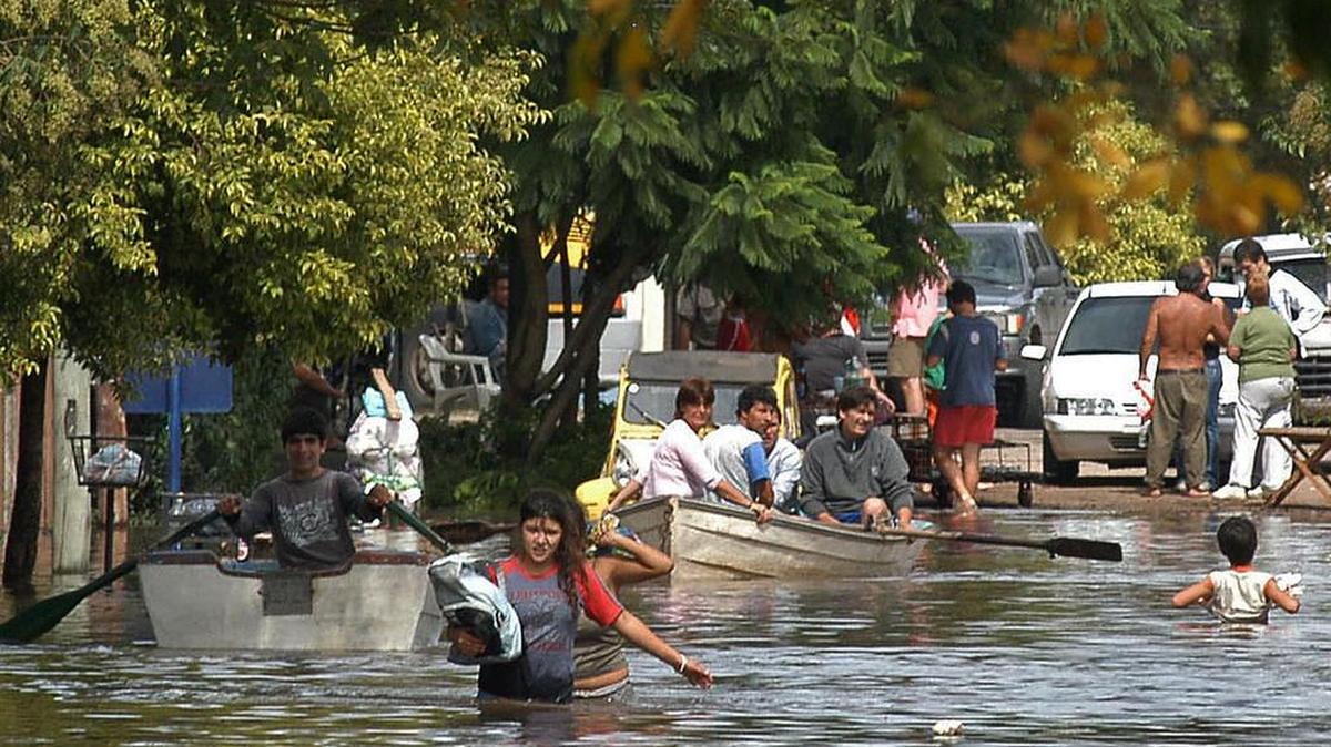 El ministro de Salud, Jorge Lemus, encabeza este viernes en Gualeguaychú (Entre Ríos) el consejo regional que reunirá a las autoridades sanitarias de las provincias de Chaco, Córdoba, Corrientes, Entre Ríos, Formosa, Misiones y Santa Fe para analizar las consecuencias provocadas por las inundaciones y coordinar las tareas de asistencia a los afectados.