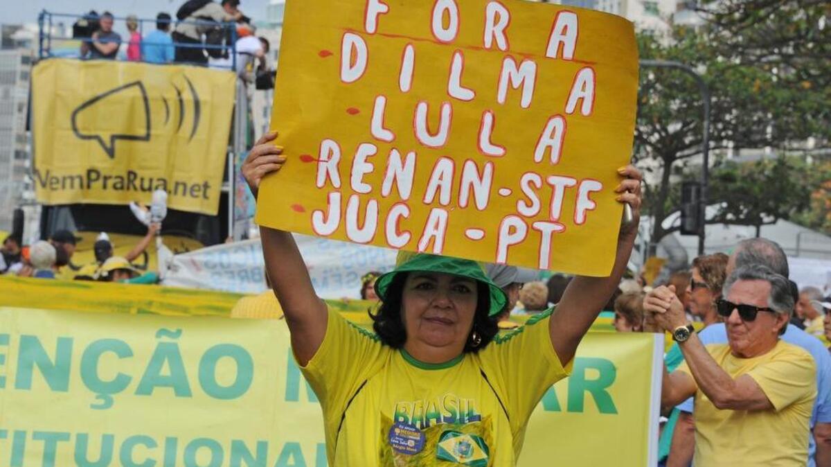 Personas sostienen pancartas durante una protesta contra Dilma Rousseff y Luiz Inácio Lula Da Silva, en la playa de Copacabana en Río de Janeiro, Brasil, el 31 de julio de 2016.