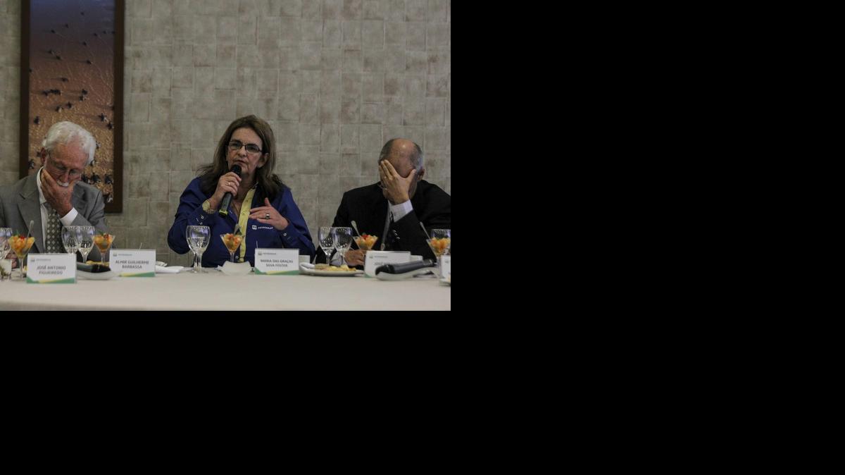 
La presidenta de Petrobras, María das Graças Foster, participa en un desayuno con la prensa el miércoles, en Río de Janeiro. Foster dijo que permanecerá en el cargo mientras cuente con la confianza de la jefa de Estado, Dilma Rousseff, pese a las graves denuncias de corrupción que provocaron billonarias pérdidas en el valor de la compañía. 
