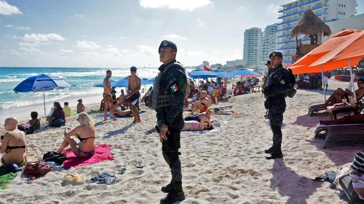 La policía federal mexicana patrulla una playa en Cancún, México, el 18 de enero de 2017, donde ocurrió un tiroteo en un club nocturno el día anterior.
