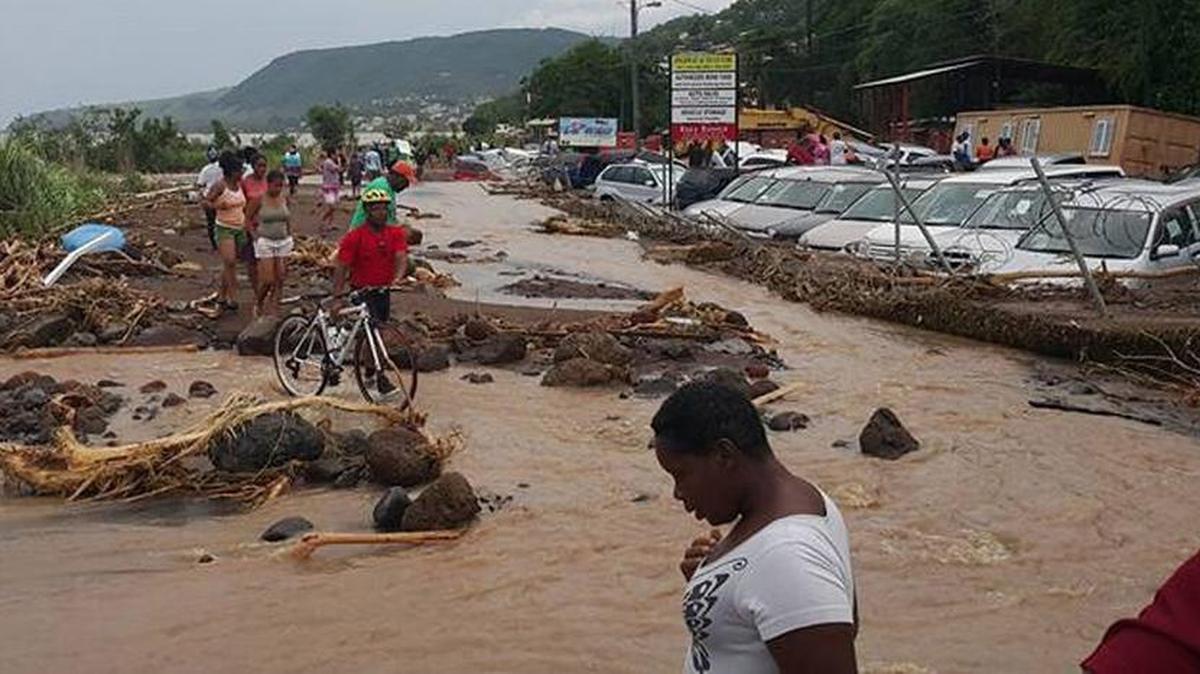 
El primer ministro de Dominica, Roosevelt Skerrit, elevó hoy a un número aproximado de 20 los muertos en ese territorio por el paso de la tormenta tropical Erika por la región del Caribe Oriental, según un balance provisional y mientras continúan las labores de rescate de desaparecidos. Skerrit dijo en una declaración televisiva que la destrucción dejada por el paso de Erika por el pequeño territorio caribeño fue de "proporciones épicas". La cifra de muertos sigue aumentando a medida que los equipos de rescate de Venezuela, Trinidad y Tobago y las vecinas islas francesas llegan para ayudar en el rescate y limpieza de la zona. 
