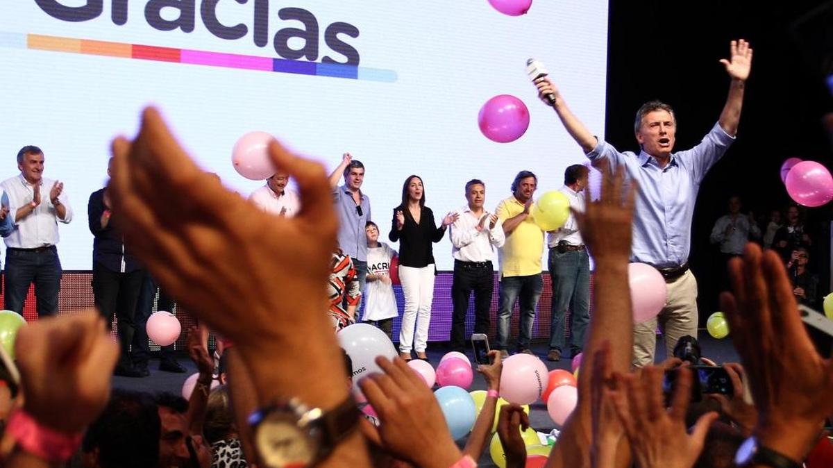 Maurio Macri celebra su triunfo en la segunda vuelta de las elecciones presidenciales de Argentina, el domingo en Buenos Aires. Su victoria alimentó las esperanzas de nuevo ciclo político también en América Latina.