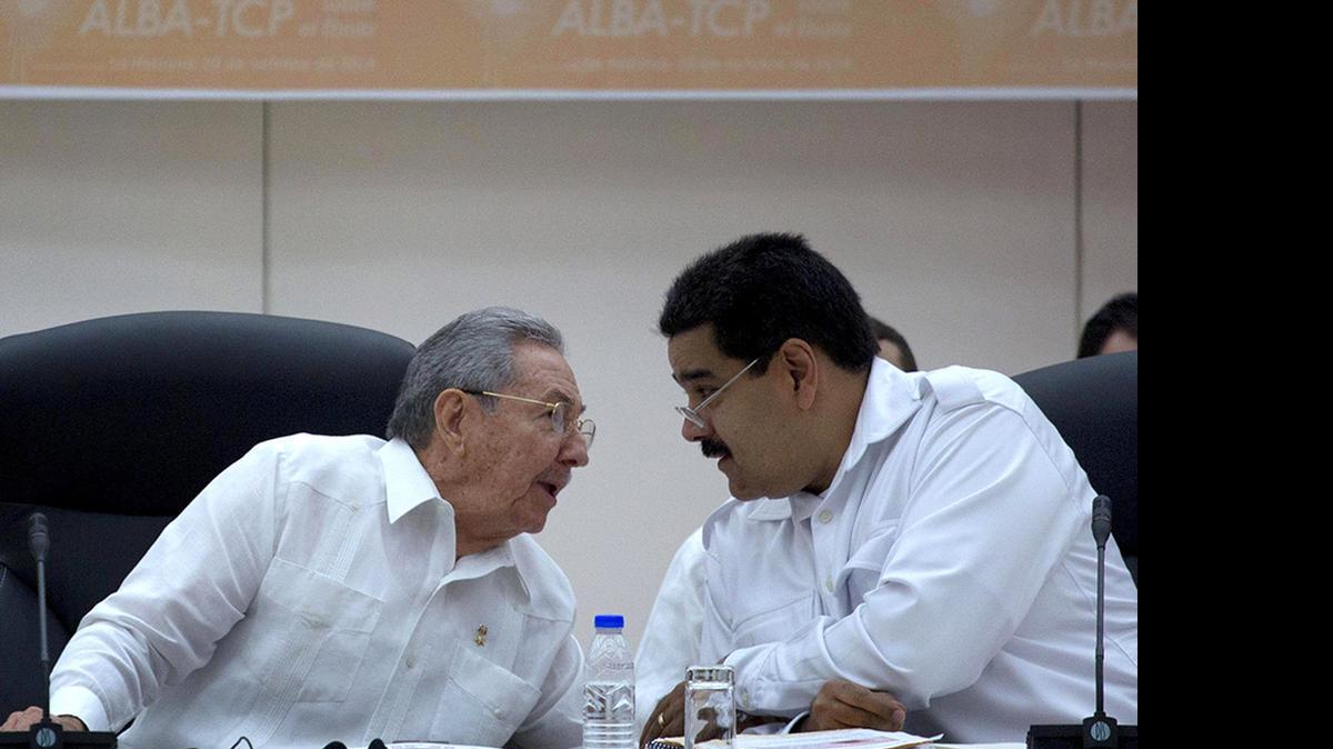 Los líderes de Cuba, Raúl Castro, y Venezuela, Nicolás Maduro, conversan durante un encuentro del ALBA en La Habana, el 20 de octubre de 2014.