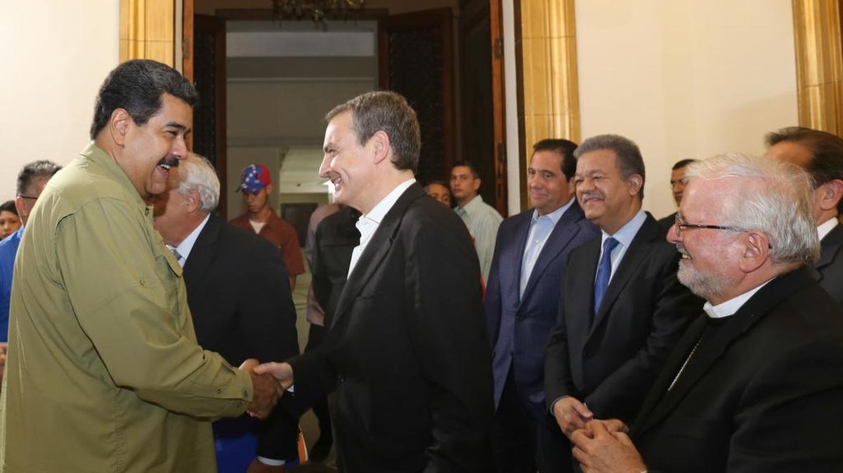 El gobernante de Venezuela, Nicolás Maduro (izquierda.), saluda al ex jefe del gobierno español, José Luis Rodríguez Zapatero, el 19 de enero del 2017, en la ciudad de Caracas.