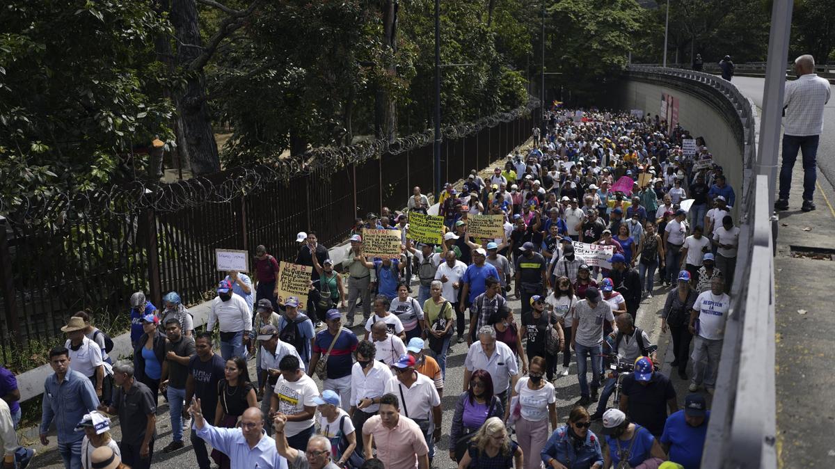 Profesores, estudiantes, trabajadores del sector público y jubilados marchan exigiendo un aumento salarial y de las pensiones, así como el pago de sus beneficios completos, este lunes 23 de enero de 2023 en Caracas, Venezuela.