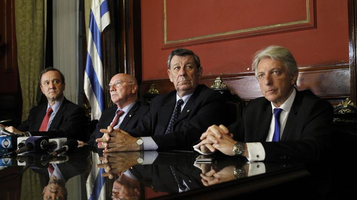 (i-d) El subsecretario para América Latina y el Caribe de la Cancillería brasileña, Paulo Estivallet de Mesquita; el canciller de Paraguay, Eladio Loizaga; el canciller de Uruguay, Rodolfo Nin Novoa y el vicecanciller de Argentina, Carlos Foradori, participan l lunes 11 de julio de 2016, en una conferencia de prensa en Montevideo (Uruguay).