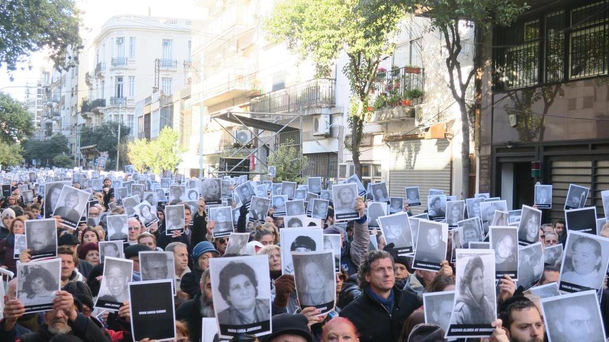 Representantes de la comunidad judía participan en una marcha por el aniversario 23 del ataque contra la Asociación de Mutuales Israelitas Argentinas (AMIA), el martes 18 de julio de 2017, en Buenos Aires (Argentina).