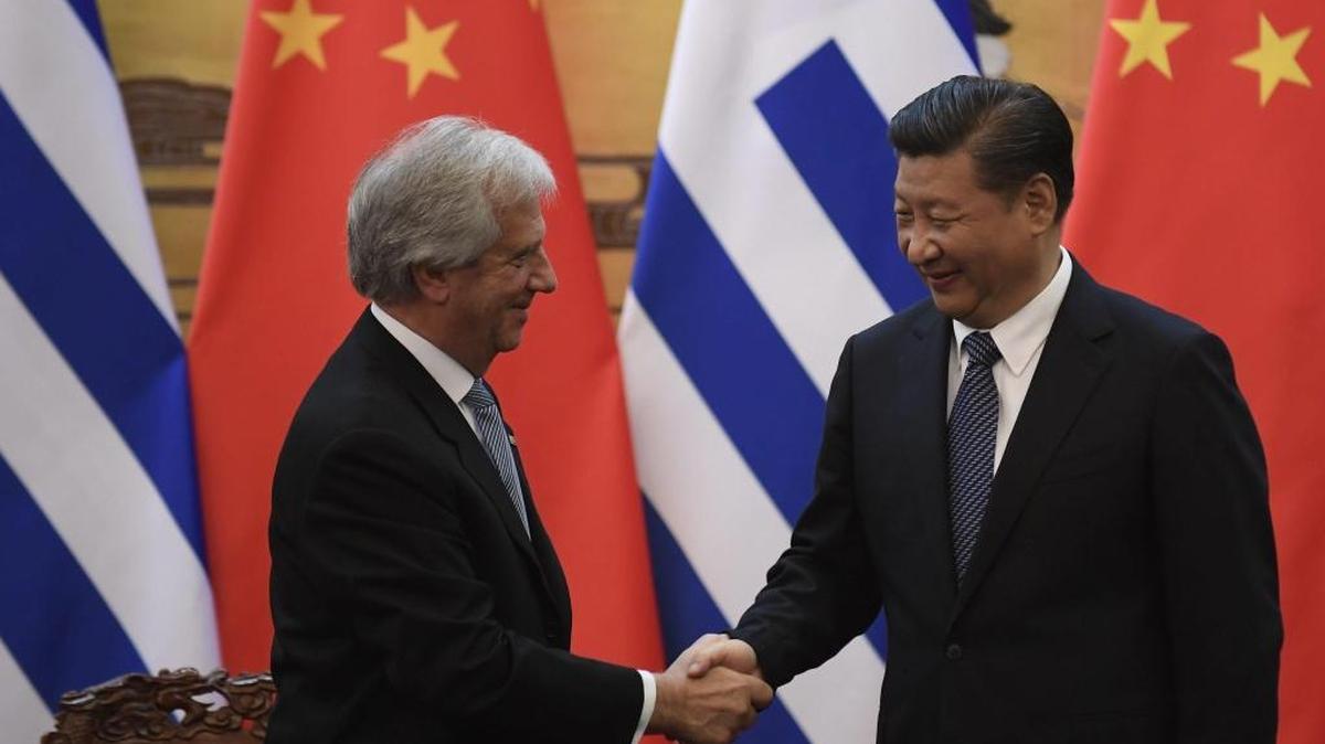 El presidente uruguayo, Tabaré Vázquez (izq.), y su homólogo chino, Xi Jinping, estrechan sus manos durante un acto de firma de acuerdos bilaterales en el Gran Palacio del Pueblo en Pekín, el martes.