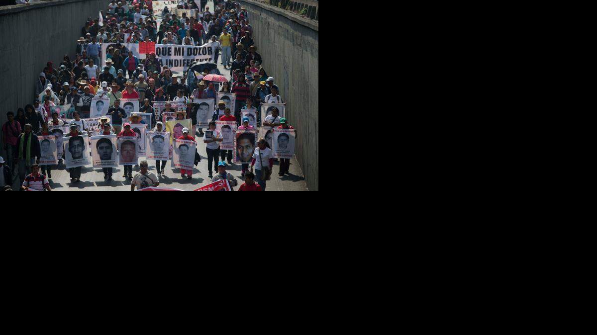
Familiares de los 43 estudiantes desaparecidos, marchan en enero en México. El portavoz de las familias anunció el miércoles que ahora planean recorrer Estados Unidos para dar a conocer el caso en este país.
