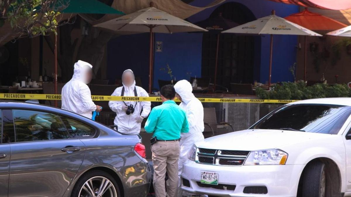 
Peritos investigan el ataque al exgobernador del estado de Colima (México), Fernando Moreno Peña.
