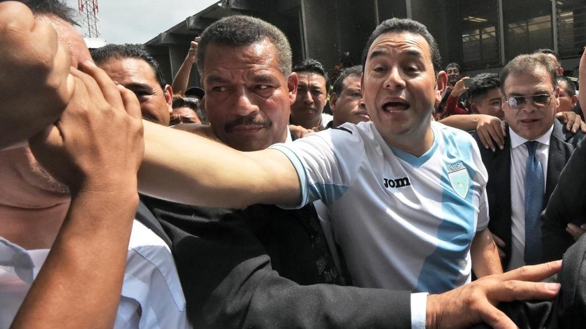 El candidato presidencial por el Frente Nacional de Convergencia, Jimmy Morales, saluda a sus seguidores el domingo antes de votar en Mixco, cercar de la Ciudad de Guatemala, el domingo. Morales era el favorito para vencer en el balotaje.