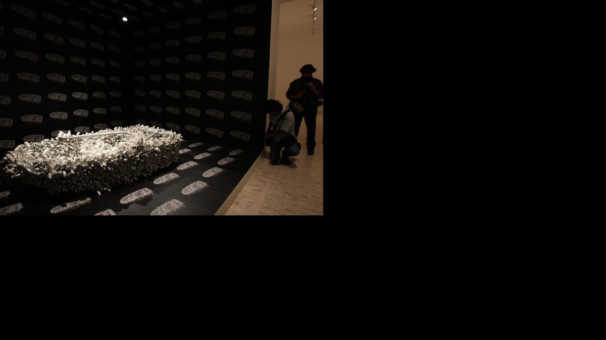 
Vista de la obra ‘Caminando en el Mar de la Muerte’, de la artista japonesa Yayoi Kusama, que integra la muestra ‘Obsesión Infinita’ que será inaugurada el próximo 26 de septiembre en el Museo Rufino Tamayo de la capital mexicana. 
