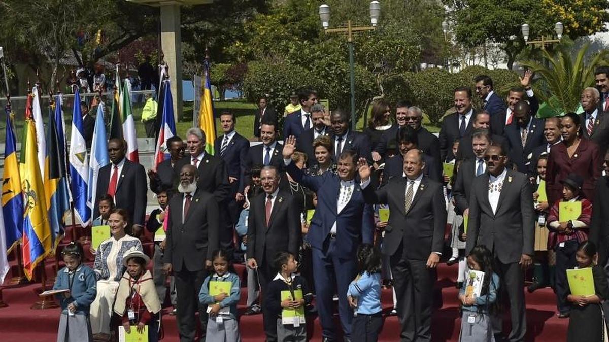 Presidentes y representantes de los países miembros de la CELAC, posan el miércoles en Quito, Ecuador, antes de iniciar la IV Cumbre.