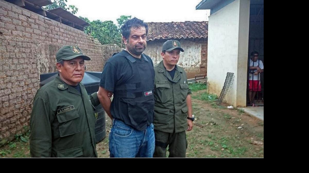 
El empresario peruano Martín Belaunde Lossio, acusado de corrupción en su país, es custodiado por policías bolivianos en la población de Magdalena, en el departamento de Beni. Belaunde fue trasladado a La Paz desde la región amazónica boliviana de Beni, donde fue capturado el jueves.
