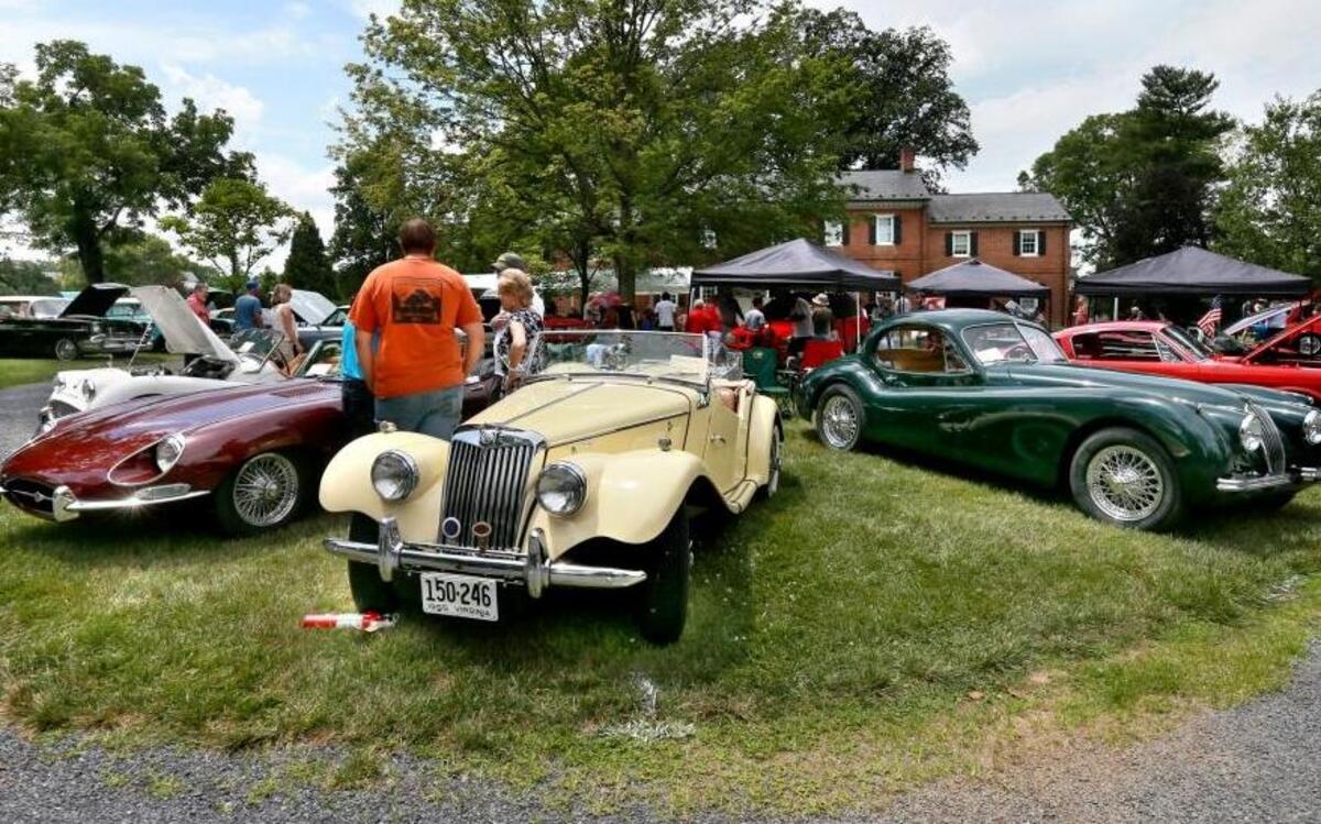 El club de carros antiguos “Antique Automobile Club of America” expone algunos de sus mejores ejemplares en el Museo de Shenandoah Valley en Winchester, Virginia.