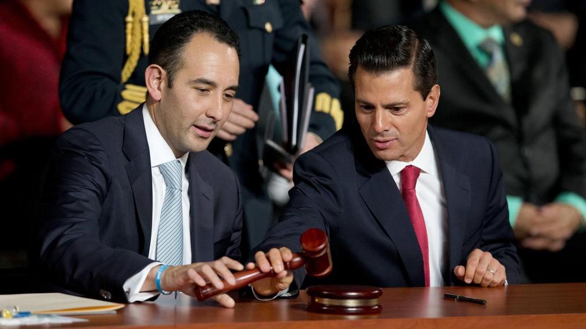 Roberto Gil Zuarth (izq.), entonces presidente del Senado, fue uno de los afectados por un sistema de espionaje implementado por el gobierno mexicano. A su lado está el presidente Enrique Peña Nieto, el 18 de junio de 2016.
