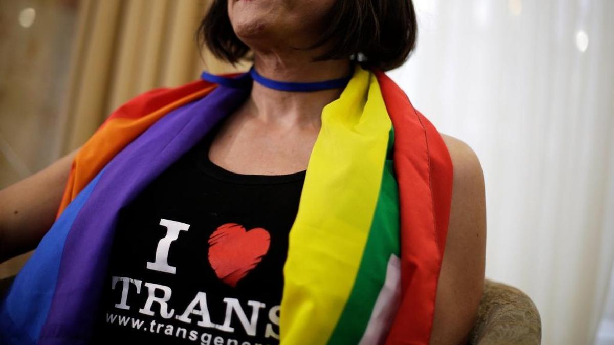 
Vladimir Luxuria, defensor de los derechos de los transgénero, luce una camiseta relativa a su causa.
