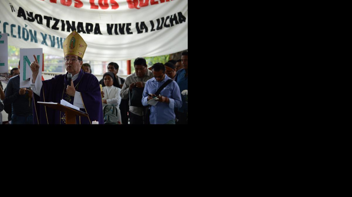 
El nuncio apostólico en México, Christophe Pierre, ofrece una misa el lunes en Ayotzinapa, por los 43 estudiantes que desaparecieron el 26 de septiembre en Iguala. El religioso afirmó a los familiares de los jóvenes que ‘el Papa está con ustedes’. 
