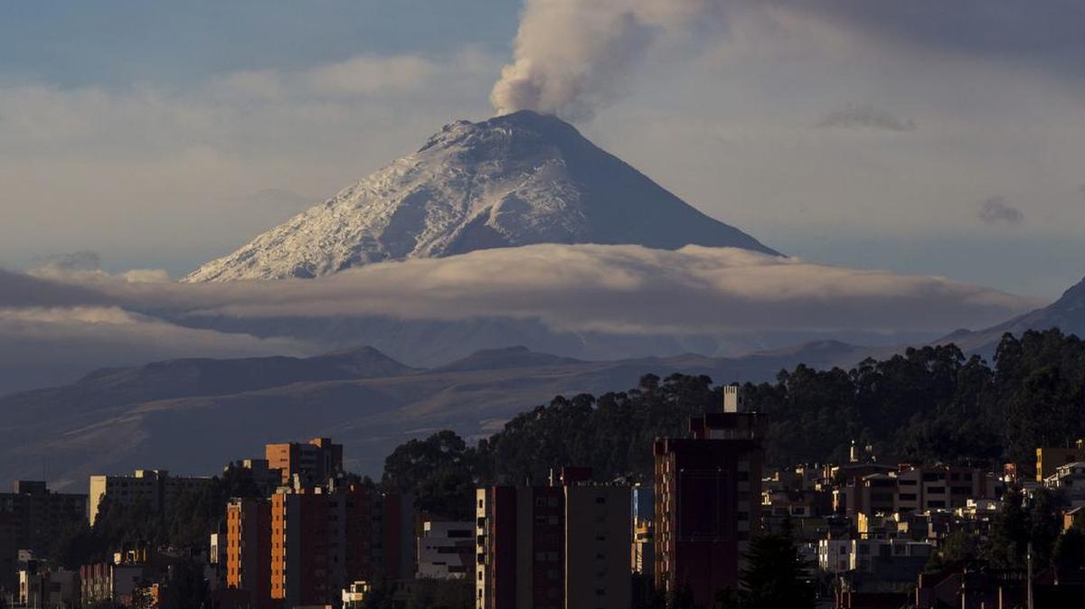 
 Vista hoy, jueves 8 de octubre de 2015, del volcán Cotopaxi emitiendo ceniza y vapor en Quito (Ecuador). 
