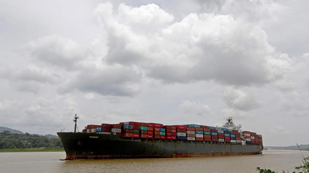 
Un carguero navega por aguas del Canal de Panamá, en Gamboa, el sábado. El Sindicato Único de Trabajadores de la Construcción y Similares (SUNTRACS) convocó para el próximo miércoles una huelga indefinida para reclamarle al principal grupo contratista, Grupos Unidos por el Canal (GUPC), liderado por la constructora española Sacyr, un aumento salarial de más del 8%.

