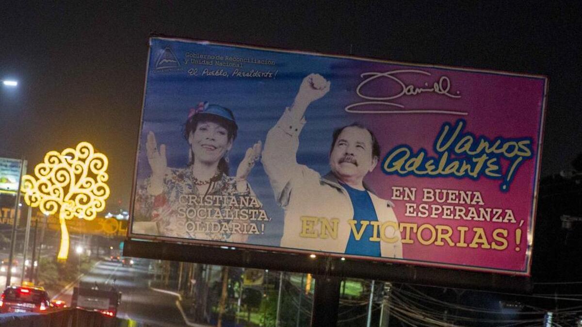 Detalle de la propaganda politica de la candidata a vicepresidenta de Nicaragua Rosario Murillo, junto a su esposo, el presidente Daniel Ortega el martes 02 de julio de 2016, en Managua (Nicaragua).