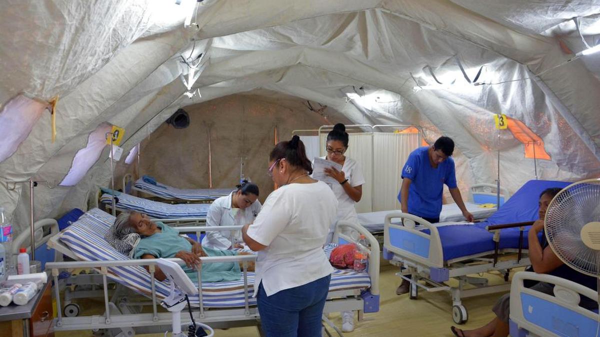 Fotografía cedida por la Secretaria de Salud el sábado 14 de octubre de 2017, que muestra a varias personas mientras son atendidas en hospitales provisionales en Ciudad de México (México).