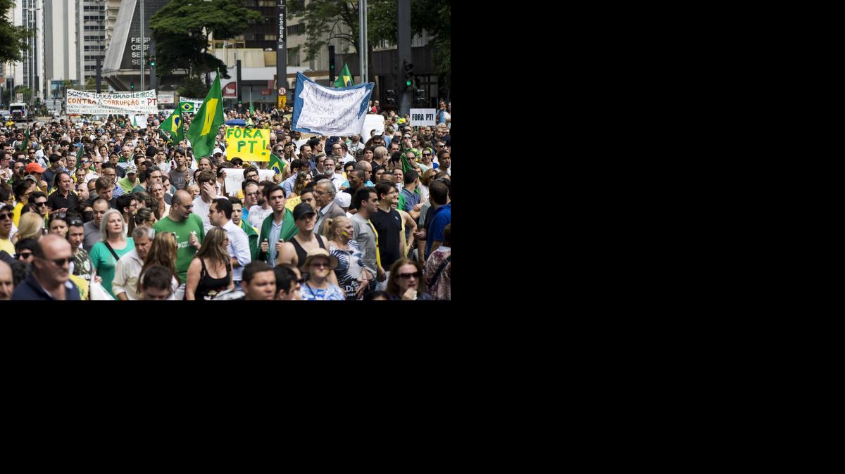 
Un grupo de personas protesta durante una manifestación contra la mandataria brasileña recién reelegida, Dilma Rousseff, el sábado 1 de noviembre de 2014, en Sao Paulo (Brasil). 
