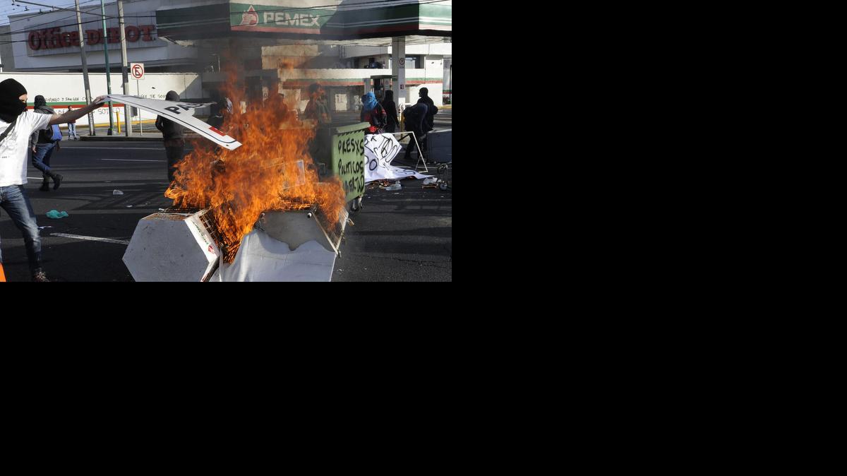 
Grupos de encapuchados bloquean el domingo avenidas importantes del sur de la capital de México, en protesta por la desaparición de 43 estudiantes en Iguala, en el estado de Guerrero. 
