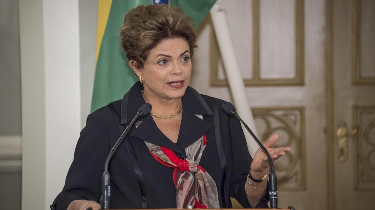 La presidenta brasileña, Dilma Rousseff, interviene durante una rueda de prensa conjunta con su homólogo finlandés presidente finlandés, Sauli Niinisto, celebrada tras su reunión en el palacio presidencial en Helsinki (Finlandia), el 20 de octubre de 2015.