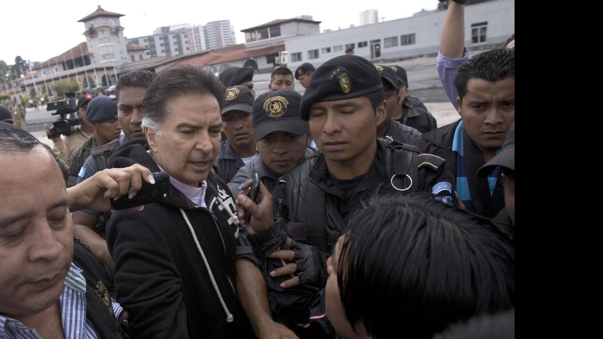 
El ex presidente de Guatemala, Alfonso Portillo, habla con periodistas en el 2013 en Ciudad de Guatemala, antes de ser extraditado a Estados Unidos, donde afrontó cargos de lavado de dinero.
(FILES) Former Guatemalan president (2000-2004) Alfonso Portillo speaks with journalists on May 24, 2013 in Guatemala City, before being extradited to the United States. Portillo on May 22, 2014 was sentenced by a federal judge in New York to five years and ten months in prison for conspiracy to take bribes and laundering money. AFP PHOTO STRSTR/AFP/Getty Images
