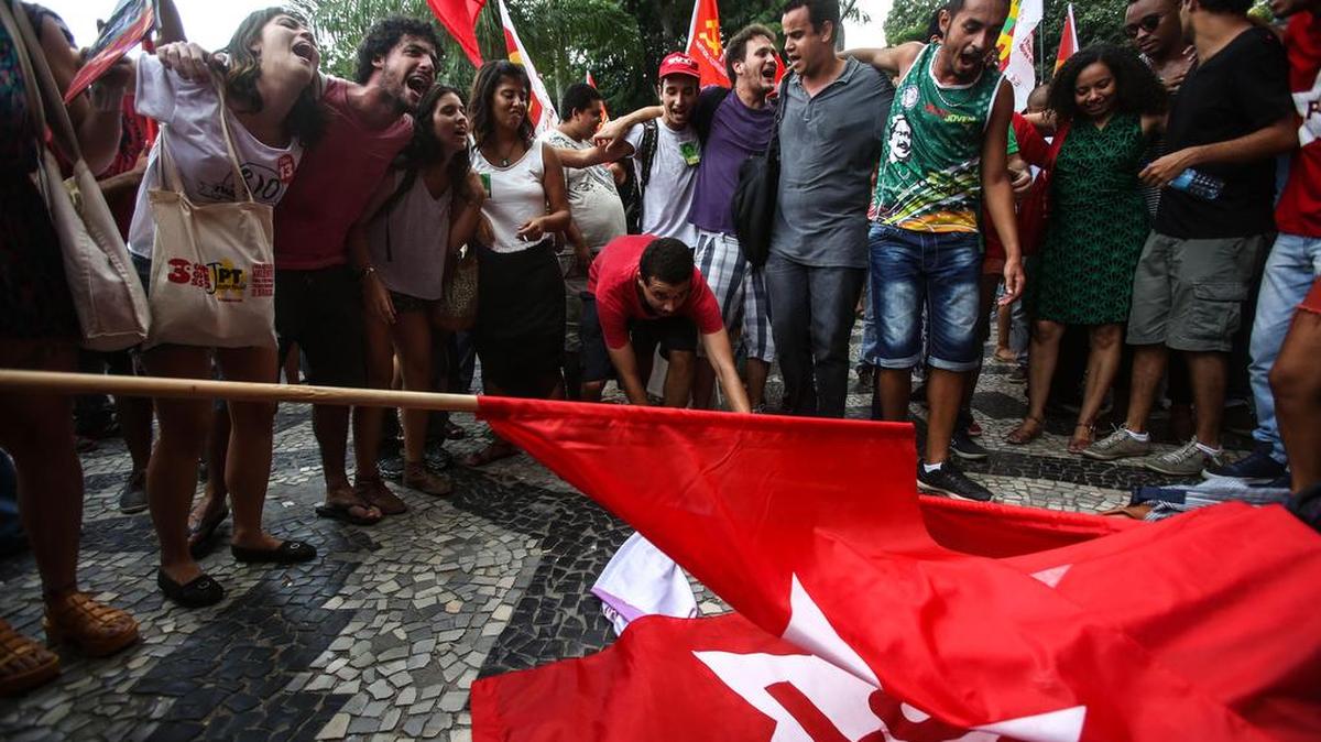 Simpatizantes del Partido de los Trabajadores (PT) se manifiestan en apoyo al ex presidente brasileño Luiz Inácio Lula da Silva el viernes, en el centro de Río de Janeiro, Brasil.