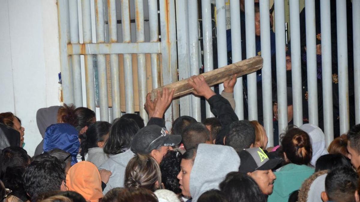 Familiares de reos en una prisión donde hubo un motín en febrero del 2016 en Monterrey.