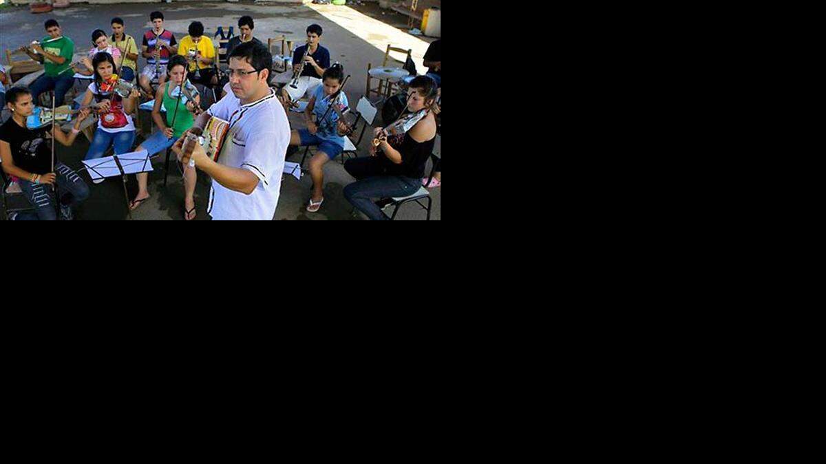 
El grupo de niños y jóvenes que viven en torno al vertedero de Cateura, en Asunción (Paraguay) hicieron el domingo que de bidones de gasolina o latas de comida salieran canciones como Mi gran noche, de Raphael.
