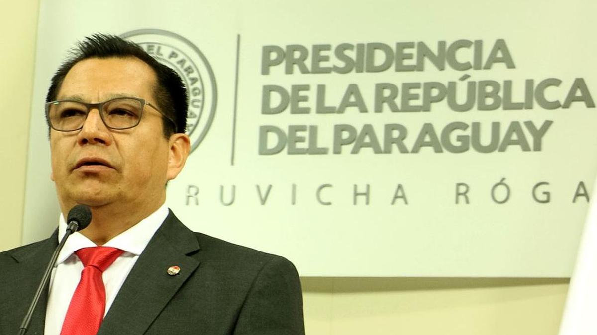 El nuevo ministro del Interior paraguayo Tadeo Rojas, brinda una conferencia de prensa en la residencia presidencial este lunes 31 de octubre de 2016, en Asunciòn (Paraguay). El nuevo ministro del Interior paraguayo, el colorado Tadeo Rojas, nombrado este lunes por el presidente Horacio Cartes, explicó que su trabajo se enfocará principalmente en combatir la inseguridad ciudadana y erradicar la corrupción en la Policía Nacional.