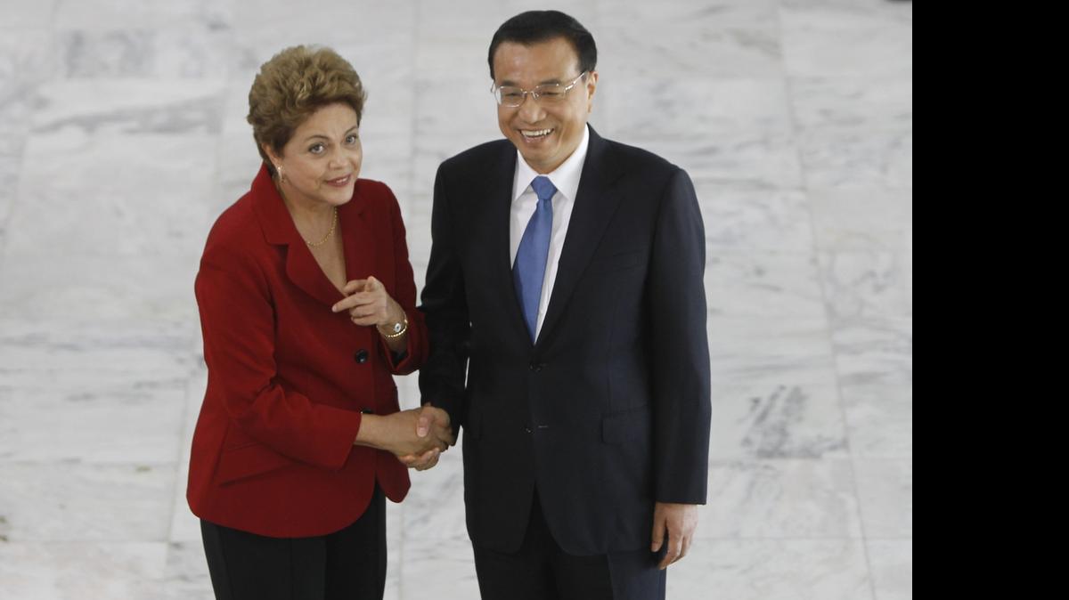 
La presidenta brasileña, Dilma Rousseff, recibe al primer ministro de China, Li Keqiang, el martes en el Palacio presidencial de Planalto en Brasilia .
