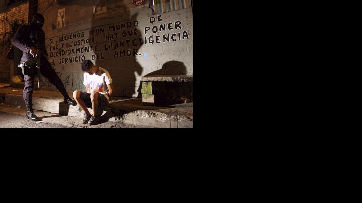 
Un miembro de una pandilla acusada de tráfico de drogas, homicidios y extorsiones es capturado por la policía en San Salvador, El Salvador. 
