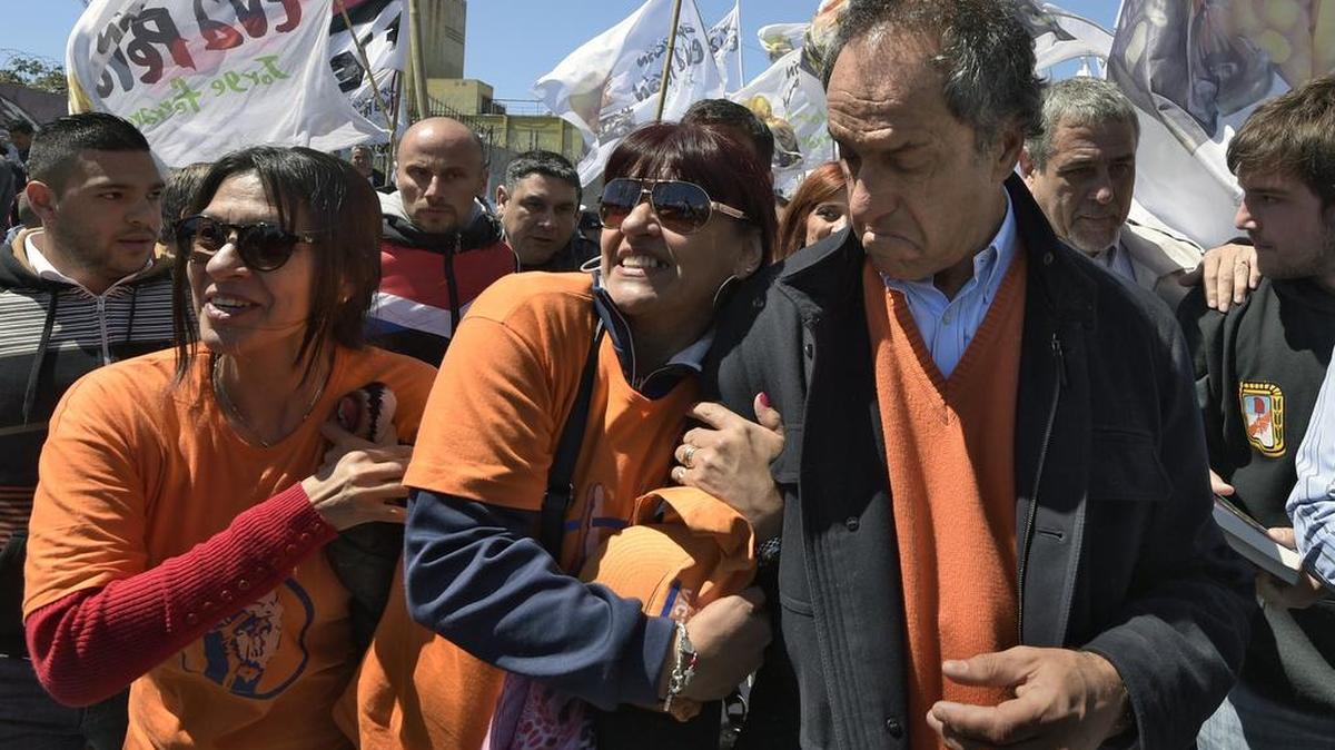 
Daniel Scioli, gobernador de Buenos Aires y candidato presidencial del oficialismo a los comicios presidenciales del 25 de octubre, es saludado por partidarios en las afueras de la capital argentina este sábado.


