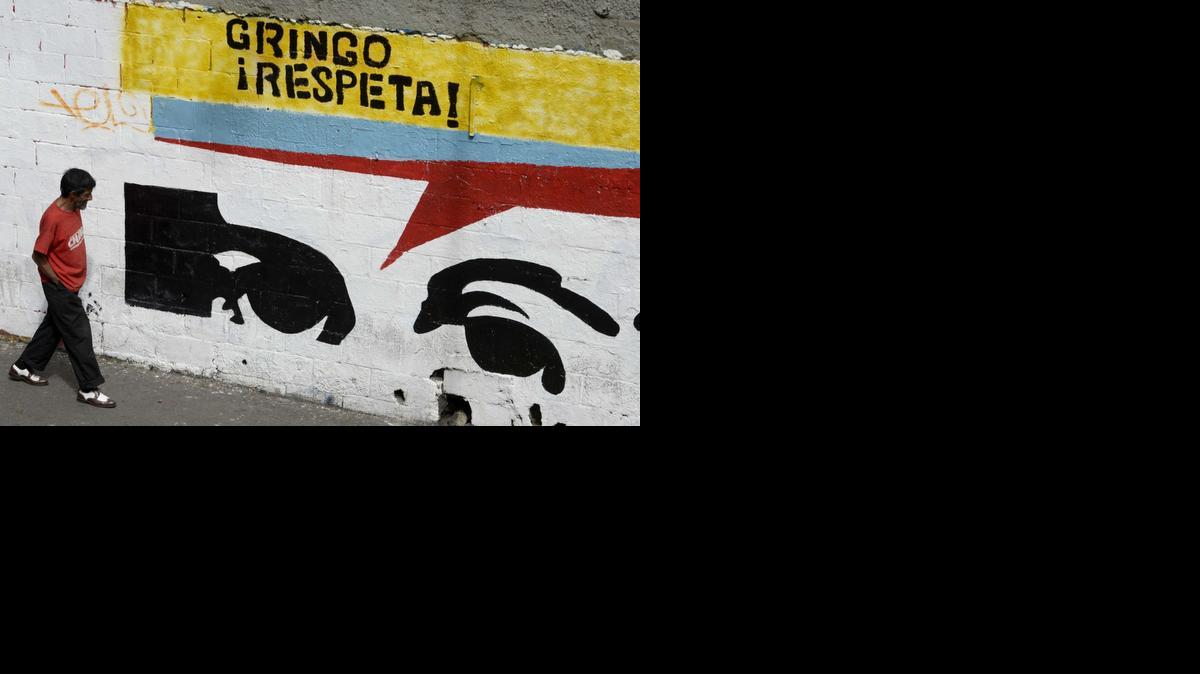 
Un hombre observa una pared en Caracas con un graffiti alusivo a las tensas relaciones entre Venezuela y EEUU, luego de que Washington sancionara a siete funcionarios venezolanos.
