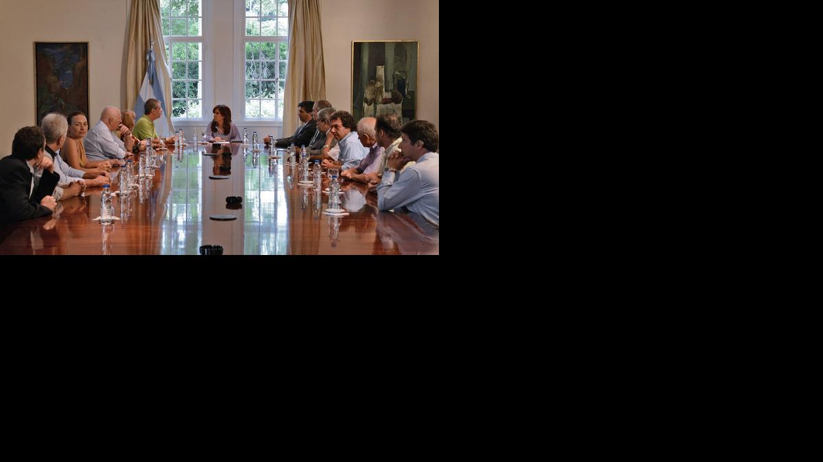 
La presidenta argentina, Cristina Fernández (cen.), recibe el martes en su residencia de la localidad bonaerense de Olivos a un grupo de familiares de víctimas del atentado contra la mutual judía AMIA, que dejó 85 fallecidos en 1994. 
