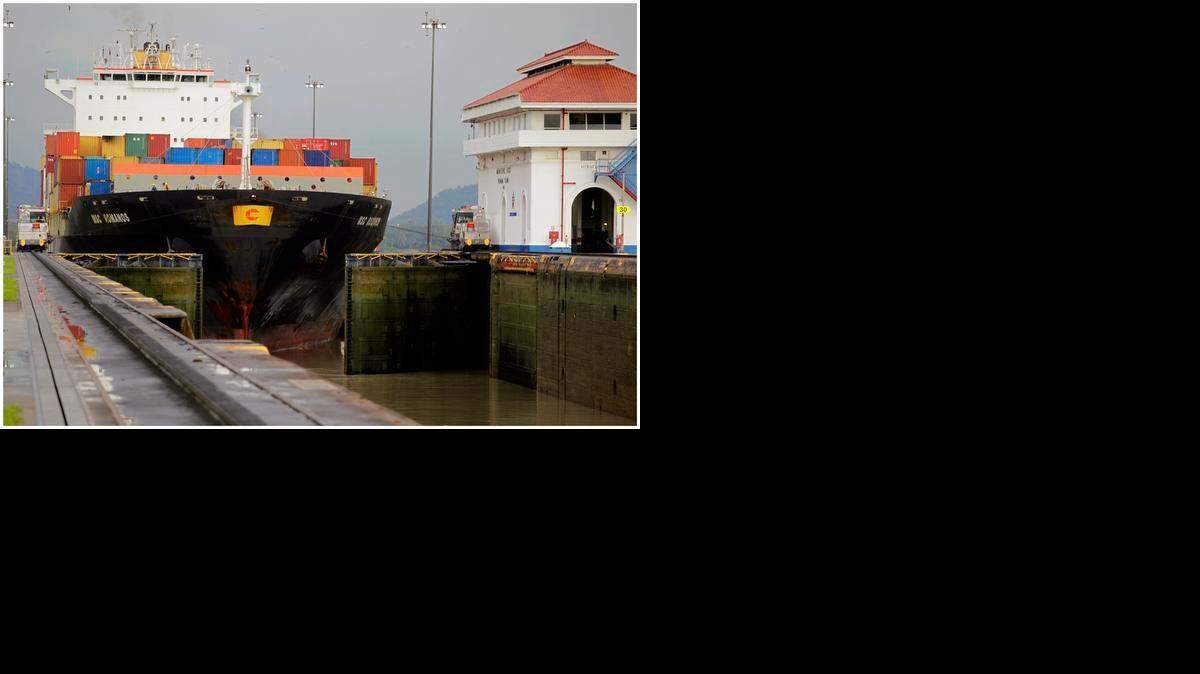 
Un barco de carga pasa por una de las viejas esclusas del Canal de Panamá en esta foto de archivo.
