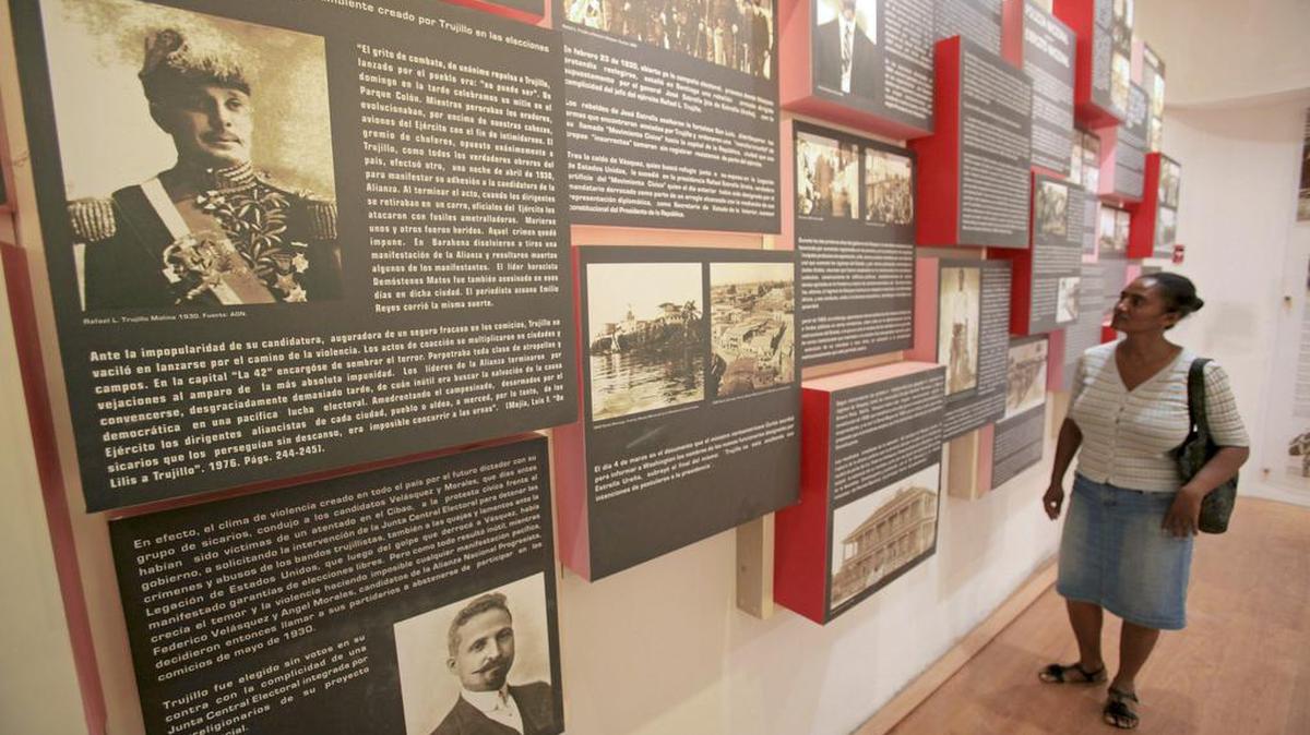 Una mujer visita la sede del Museo de la Resistencia en Santo Domingo, el 25 de mayo del 2011.