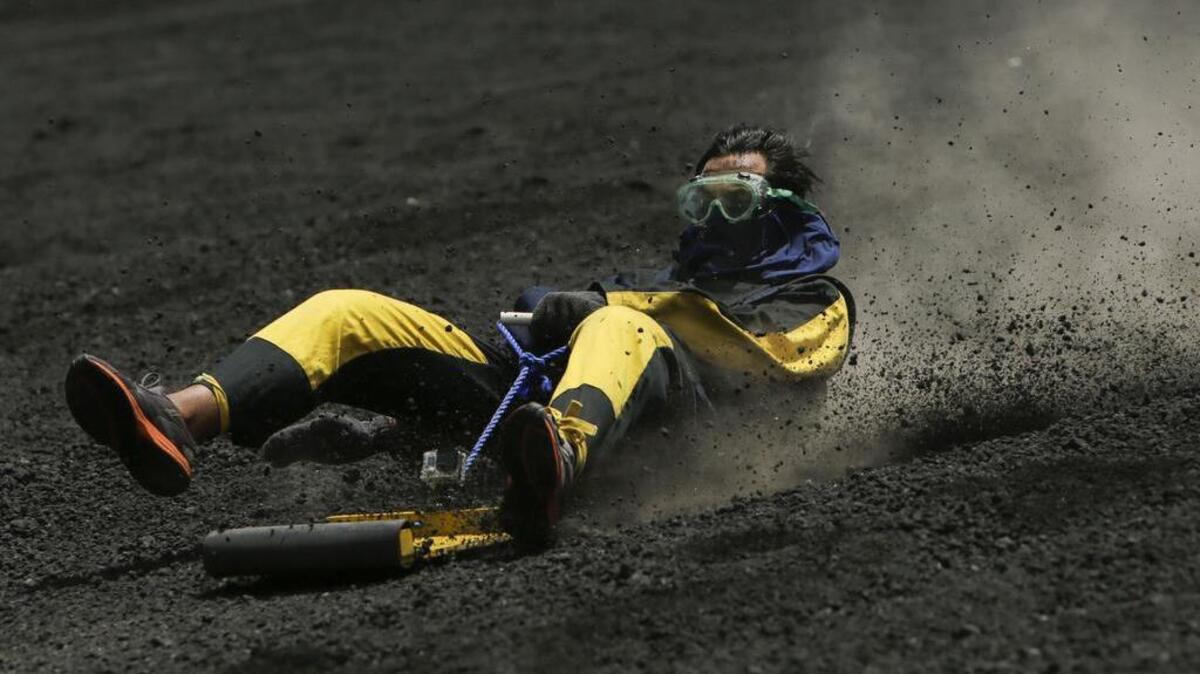 Bajo un sol inclemente, los turistas escalan como hormigas por el pedregoso volcán Cerro Negro de Nicaragua, para lanzarse en tablas desde la cima a velocidades hasta 80 km por hora.