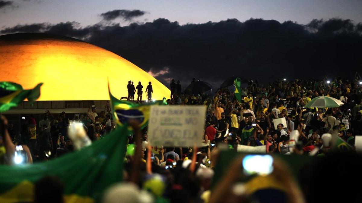 Manifestantes protestan contra el gobierno frente el Congreso Nacional el jueves 17 de marzo de 2016, en Brasilia (Brasil) mostrando su rechazo al Gobierno de Dilma Rousseff, acorralado por una crisis política sin precedentes.