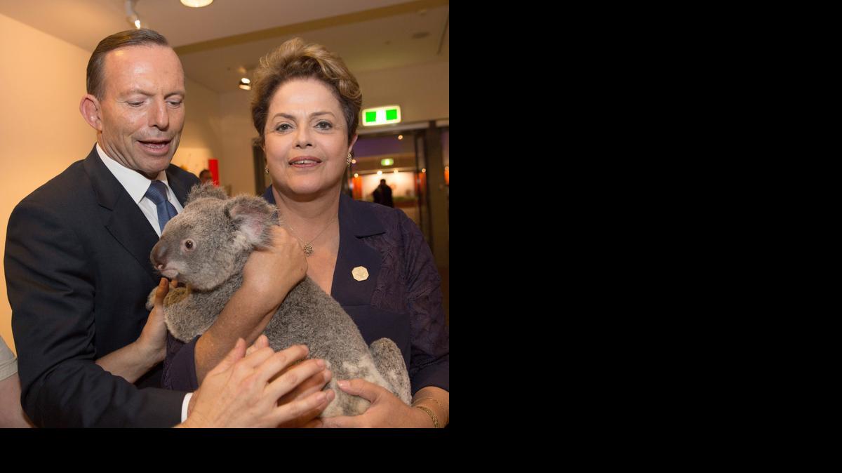 
El primer ministro australiano, Tony Abbott, y la presidenta de Brasil, Dilma Rousseff, sostienen un kola el sábado antes de iniciar la reunión del G-20 en Brisbane, Australia. Rousseff se refirió al caso de presunta corrupción en Petrobras el domingo.
