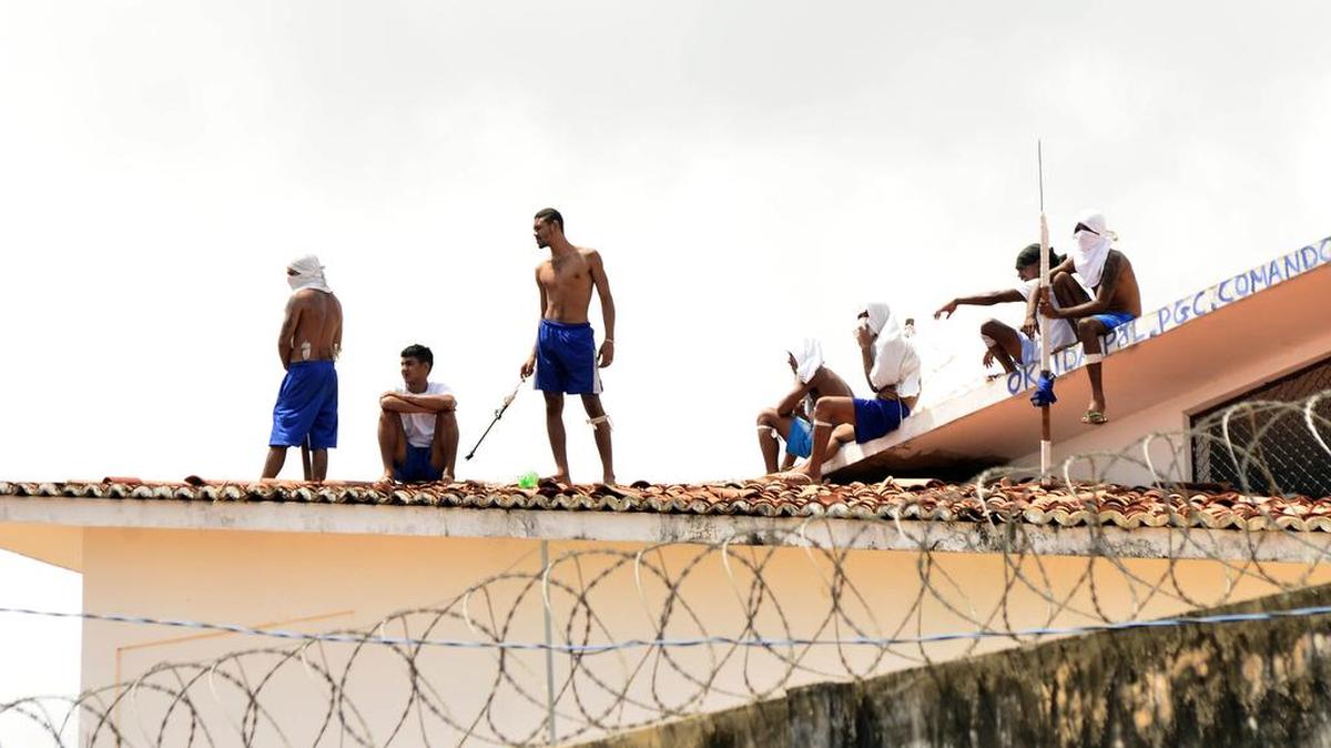 Presos en los tejados de la Penitenciaria Estatal de Alcaçuz el martes en Natal, en Río Grande do Norte (Brasil).
