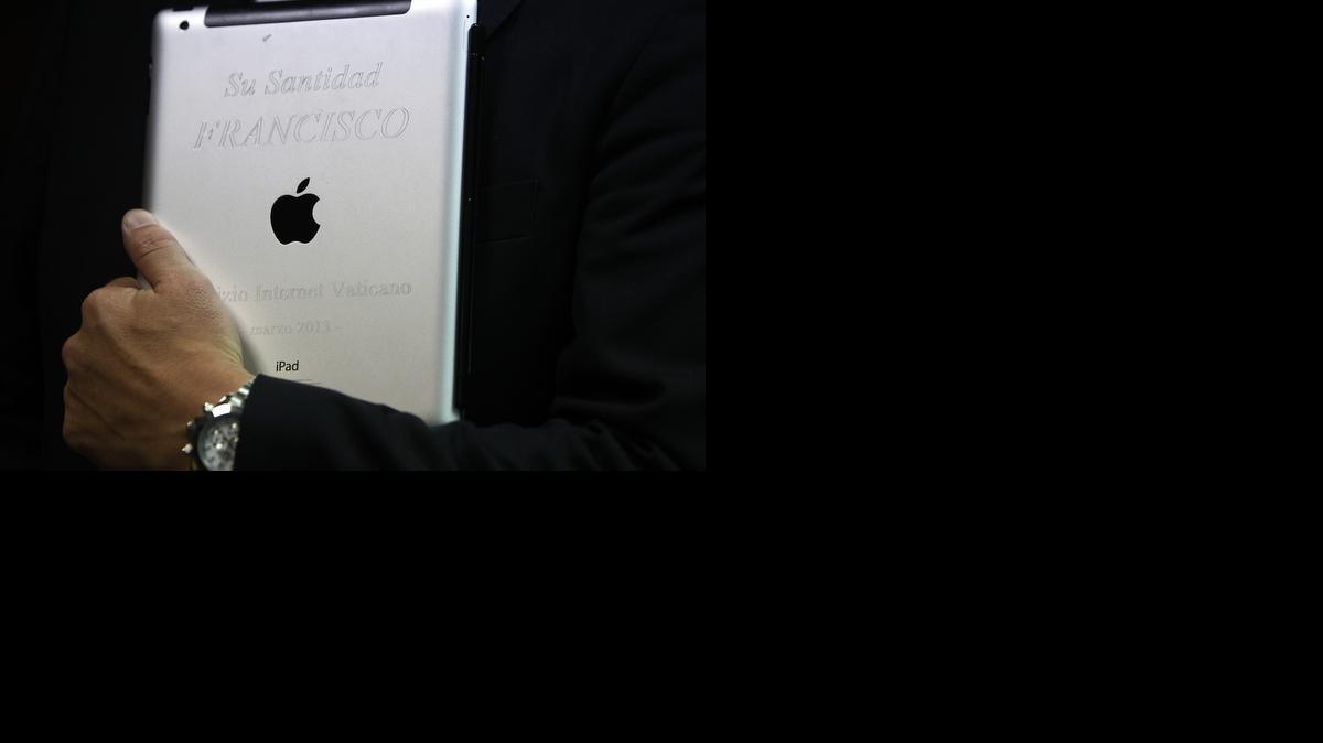 
Un hombre sostiene el iPad que pertenecía al papa Francisco en la sede de Castells Inmuebles en Montevideo, Uruguay. El dispositivo de Apple perteneciente al sumo pontífice de la iglesia católica, que regaló a un sacerdote uruguayo, quien a su vez decidió donarlo a un instituto local, será subastado el próximo 14 de abril y se espera obtener $40,000. 

