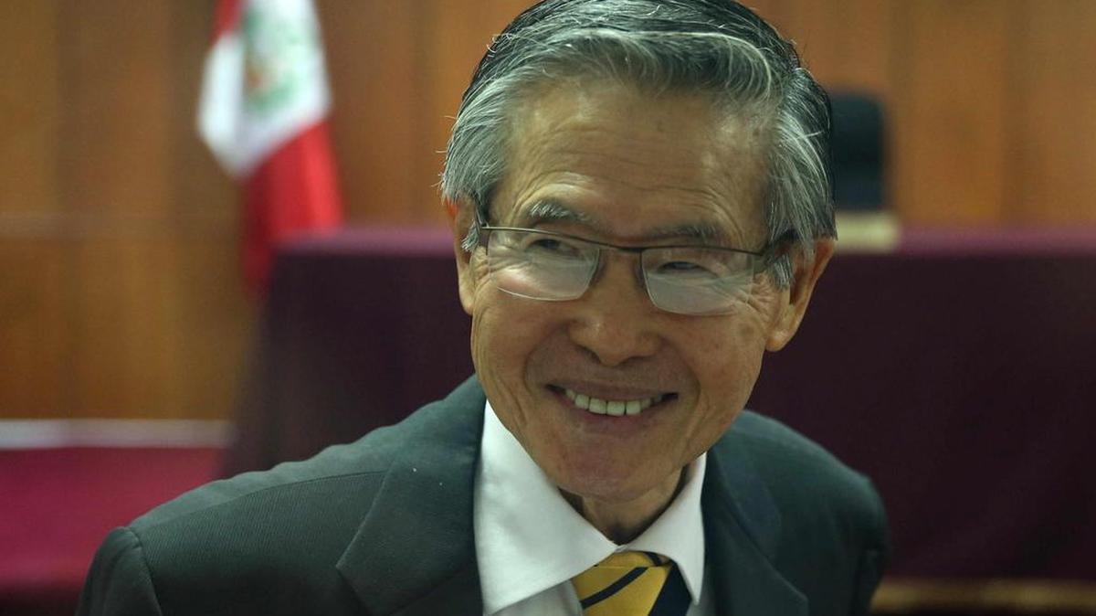 Fotografía de archivo del 8 de julio de 2015, del exmandatario Alberto Fujimori (1990-2000) quien saluda durante una audiencia en Lima (Perú).