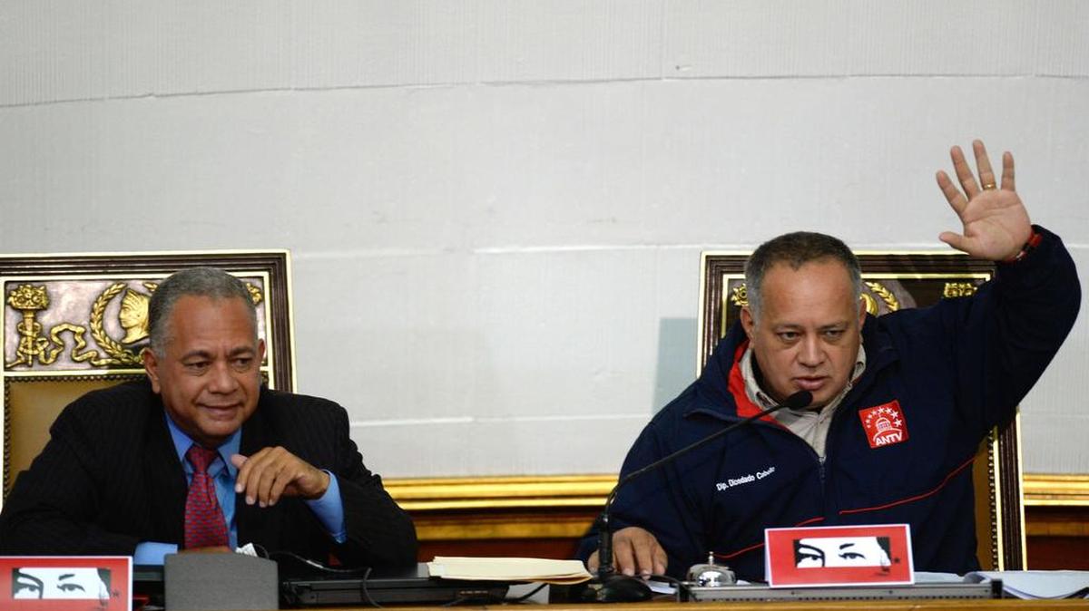 Diosdado Cabello (der.), presidente de la Asamblea Nacional de Venezuela, y Elvis Amoroso, vicepresidente, durante una sesión el 10 de diciembre en Caracas.