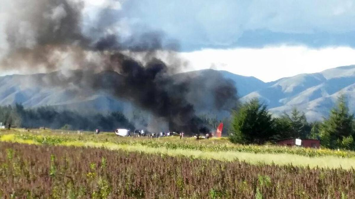 Fotografía cedida por la Policía Nacional de Perú del sitió donde aterrizó un avión comercial de la aerolínea Peruvian Airlines que se incendió el martes 28 de marzo de 2017, al aterrizar en el aeropuerto de Jauja, situado en los Andes peruanos.